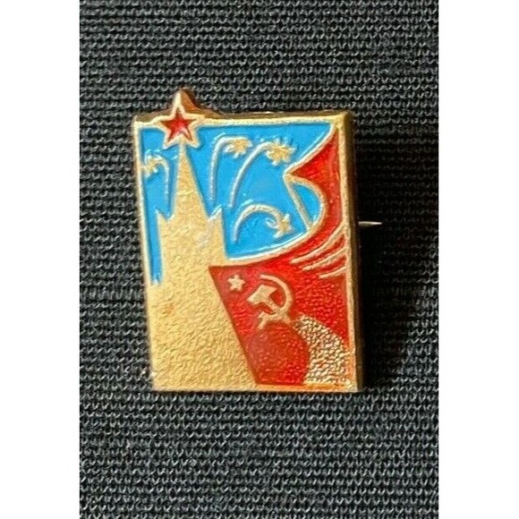Moscow Kremlin USSR / Soviet Tower and Flag Pin VINTAGE #2 - Picture 1 of 2